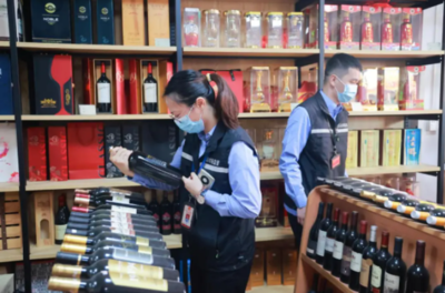 廣東東莞:行動隊突擊檢查茶山4家商行,查扣一批紅酒