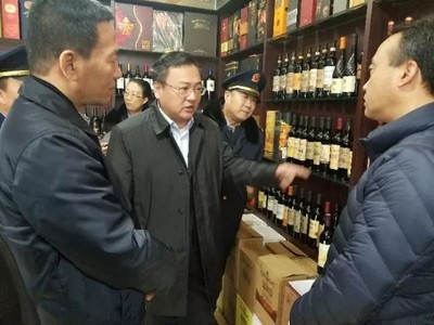 ?董勁威副市長督導(dǎo)檢查西北國亨食品交易中心酒類市場整治工作